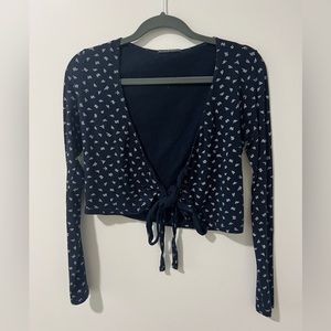 Brandy Melville cropped floral blue top.